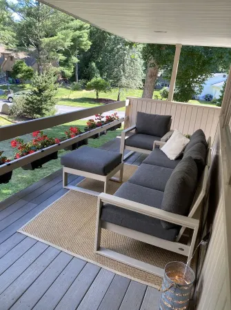 Sunny, spacious West Coast style house w/ movie room