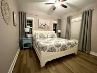 Luxury house, covered patio, private fire pit patio. Pontoon rental available