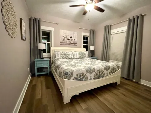 Luxury house, covered patio, private fire pit patio. Pontoon rental available