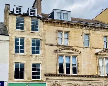 Newly renovated 3-bedroom townhouse in Cupar town centre Hoteles en Cupar