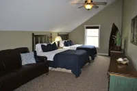 Entire home steps from the Missouri River! Hotels in Oacoma