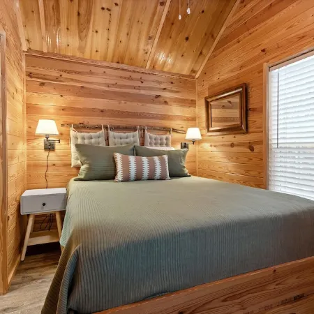 Cozy Tiny Cabin with a View!!