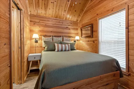 Cozy Tiny Cabin with a View!!