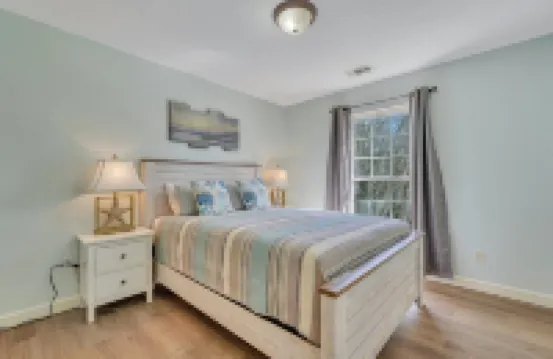 Relaxing & spacious 4BR home, fire pit & private fenced in backyard