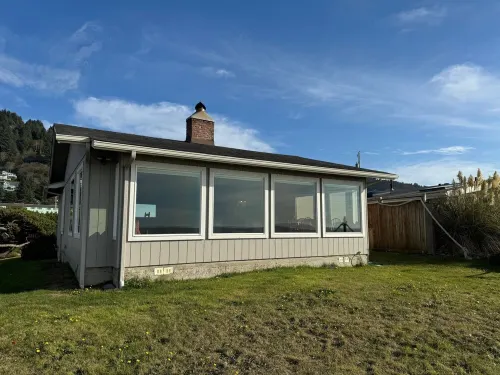 NEW LISTING! Fantasea! Enjoy dramatic crashing waves, fireplace, dog friendly!