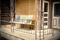 Historic 1884 Victorian Downstairs Unit. Walk to everything! Close to elk!