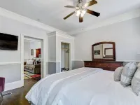 Historic Savannah Condo w/Outdoor Pool - 2Bd+Bonus, Sleep 8. Walk to Everything!