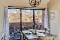 Wake up to Majestic Mountain Views in a Vaulted 2Br 2 Bath Cozy Getaway!