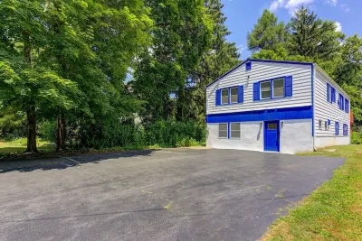 Large 5BR House w/ Backyard, Deck, and Patio Hotels in der Nähe von Princeton Junction