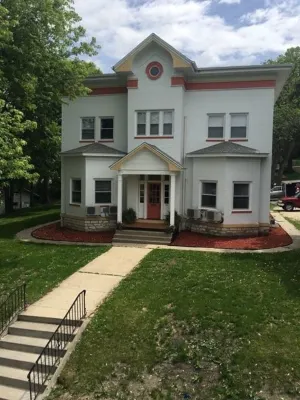 Day Street Suites. Historic Phelps Mansion.  Main Level Suite #2 Hotel di Decorah
