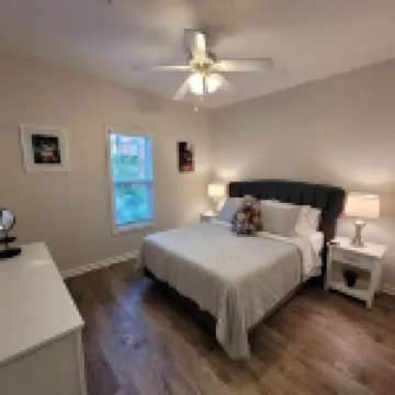 Walk to Stadium/Strip/Downtown! 2 bd/2 bath, Off-street parking!