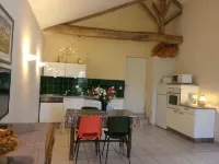 The charm of stone and greenery. Accommodation for 4 to 8 people in the countryside.
