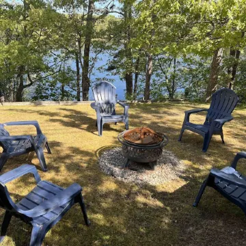 Private Beach on Pond, Linens Included, Kayak & Canoe. All Rooms w/ Pond Views!