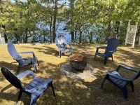 Private Beach on Pond, Linens Included, Kayak & Canoe. All Rooms w/ Pond Views!