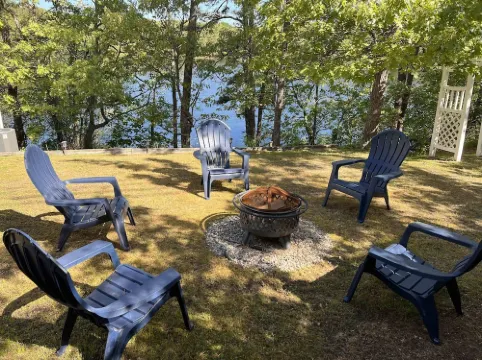 Private Beach on Pond, Linens Included, Kayak & Canoe. All Rooms w/ Pond Views!