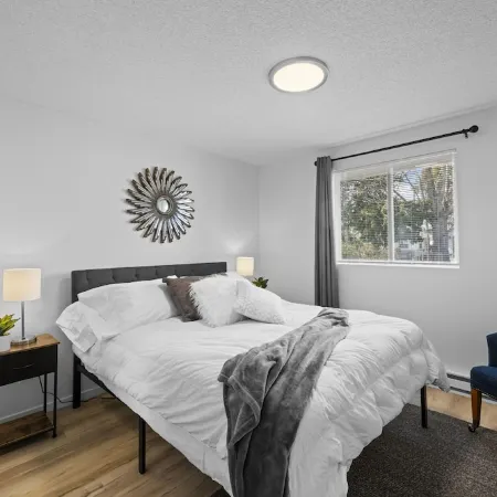Cozy & Quiet - KING Bed - Full Kitchen - 6 Minutes to Kadlec, 5 miles to PNNL.