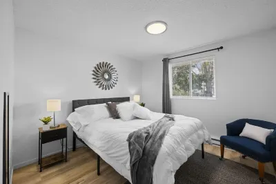 Cozy & Quiet - KING Bed - Full Kitchen - 6 Minutes to Kadlec, 5 miles to PNNL. 월마트 슈퍼센터 주변 호텔