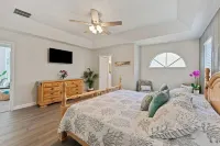Completely renovated! Private 3/2/2 heated pool home in Port St Lucie FL! Walmart Supercenter附近的飯店