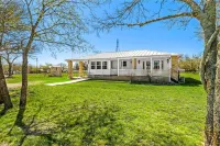 Charming, Hill Country Small-town Suite, Centrally located. - 3-Star