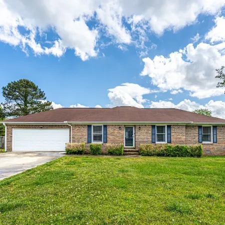 NEW! Fully stocked luxury home 5 min to I-65/I-72.