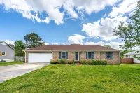 NEW! Fully stocked luxury home 5 min to I-65/I-72.