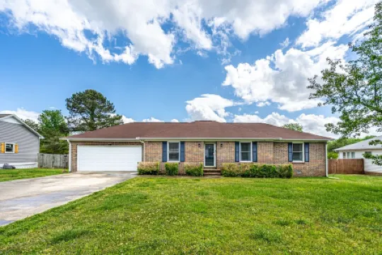 NEW! Fully stocked luxury home 5 min to I-65/I-72.