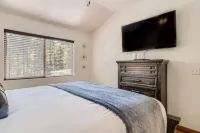 HOT TUB ~ Corner-Lot ~ Lux. Mnt. Lvng.~ No Pet Fee ~ Starlink  ~  Family Fun! Hotels in Teller County