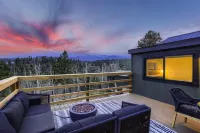 Stylish 2-bedroom Cabin with Breathtaking Mountain Views + Hot Tub