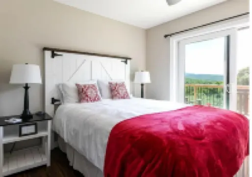 Sleeps 12: Apt & 3 rooms with common area and deck