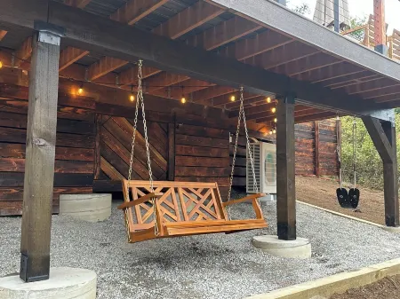 Tiny House on Hayden Lake with beach access and hot tub Отели в г. Кутеней