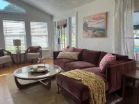 Charming 2-bedroom cottage in downtown Mount Dora with RV parking, pets welcome