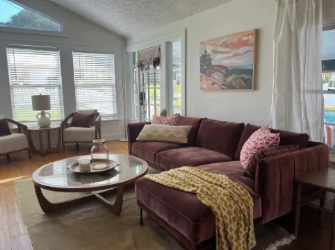 Charming 2-bedroom cottage in downtown Mount Dora with RV parking, pets welcome