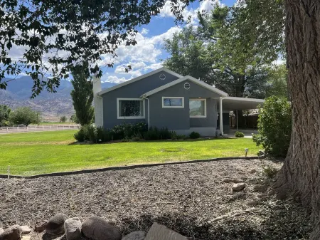 Beautiful Monroe Home on Paiute trail by Mystic Hot Springs ATV, flyers landing Отели в г. Монро