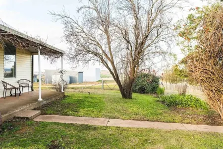 Tranquil 4 bedroom house with fireplace