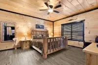 NEW CABIN, LUXURIOUS & COZY: HEATED POOL, HOT TUB, THEATER ROOM, FIRE PIT & MORE
