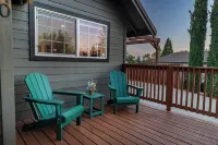 Cozy City Cabin w/King Bed/Fire Pit/Foosball/ Arcades/Playground and Nice Yard