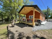 Lake view 2 bedroom cabin that sleeps 6. Private deck and fire pit area. Hotels in Grove