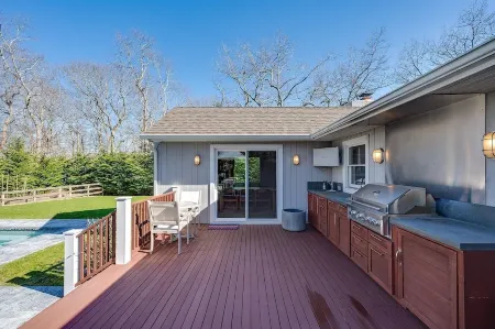 Beautiful private gated property w/ private beach access Отели в г. Спрингс