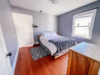 Downtown Two Bedroom Craftsman Home- 2 Minute Walk to the Plaza