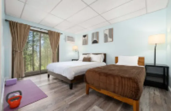 Lux Retreat with Sauna, Game Rm, BBQ Grill, Deck Dining, Fire pit, Close to Lake