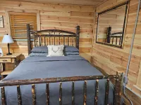 Cozy cabin close to white water rafting, ziplining, hiking & Harrah's casino.