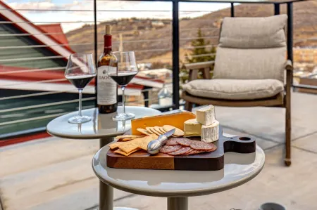 SPECTACULAR MTN MODERN HOME. GREAT OLD TOWN LOCATION. EASY ACCESS TO TOWN LIFT.