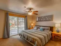 Tucked away mountain retreat w/Game Room & Hot Tub โรงแรมในแมคคอล