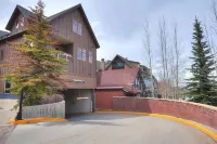 Luxurious retreat in Breckenridge steps from Quicksilver chairlift and amenities