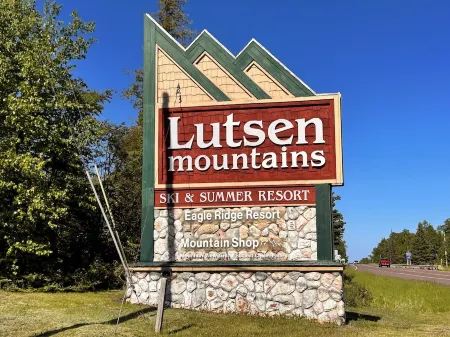 Newly Remodeled Fireplace Studio Ski-in/Ski-Out Condo-Balcony, Pool & Hot Tub