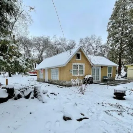 Sequoias Creekside/Vintage Yellow Cottage