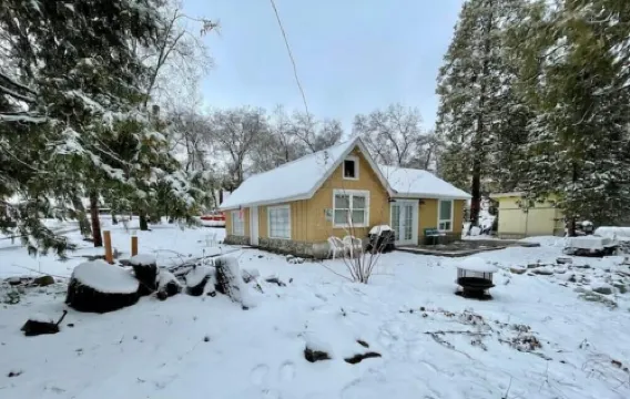 Sequoias Creekside/Vintage Yellow Cottage