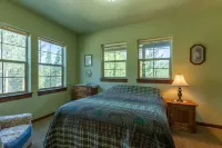 Secluded cabin on 6 acres- wood fireplace- sleeps 11