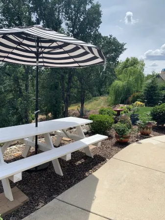 Quaintly King  Hideaway Close to Bethel Private Room only in House