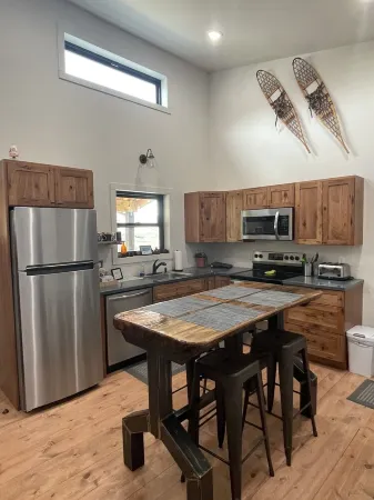 Quaint 2 Bedroom Cabin Located in the Heart of the Black Hills with Garage